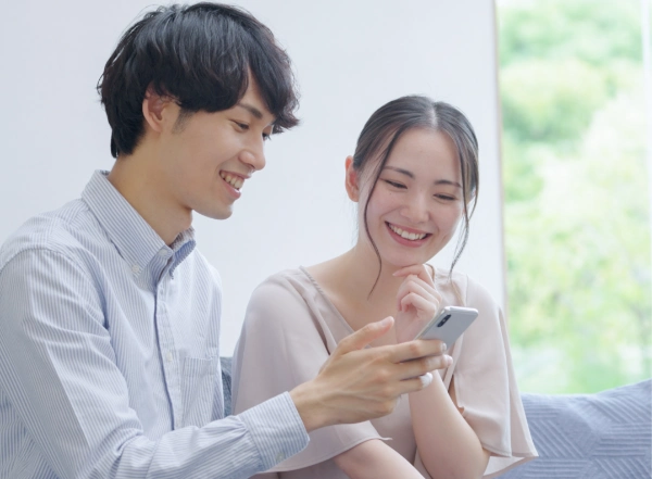 スマートフォンを見る男女